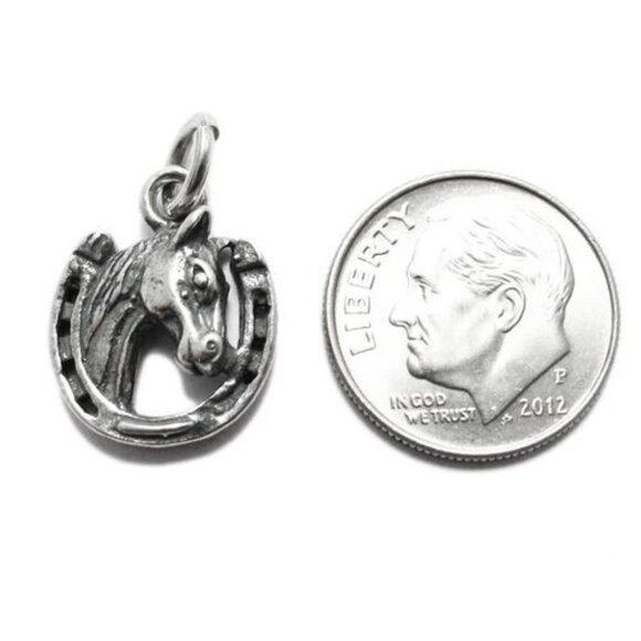 HORSE'S HEAD IN HORSESHOE CHARM IN STERLING SILVER. - Picture 2 of 2